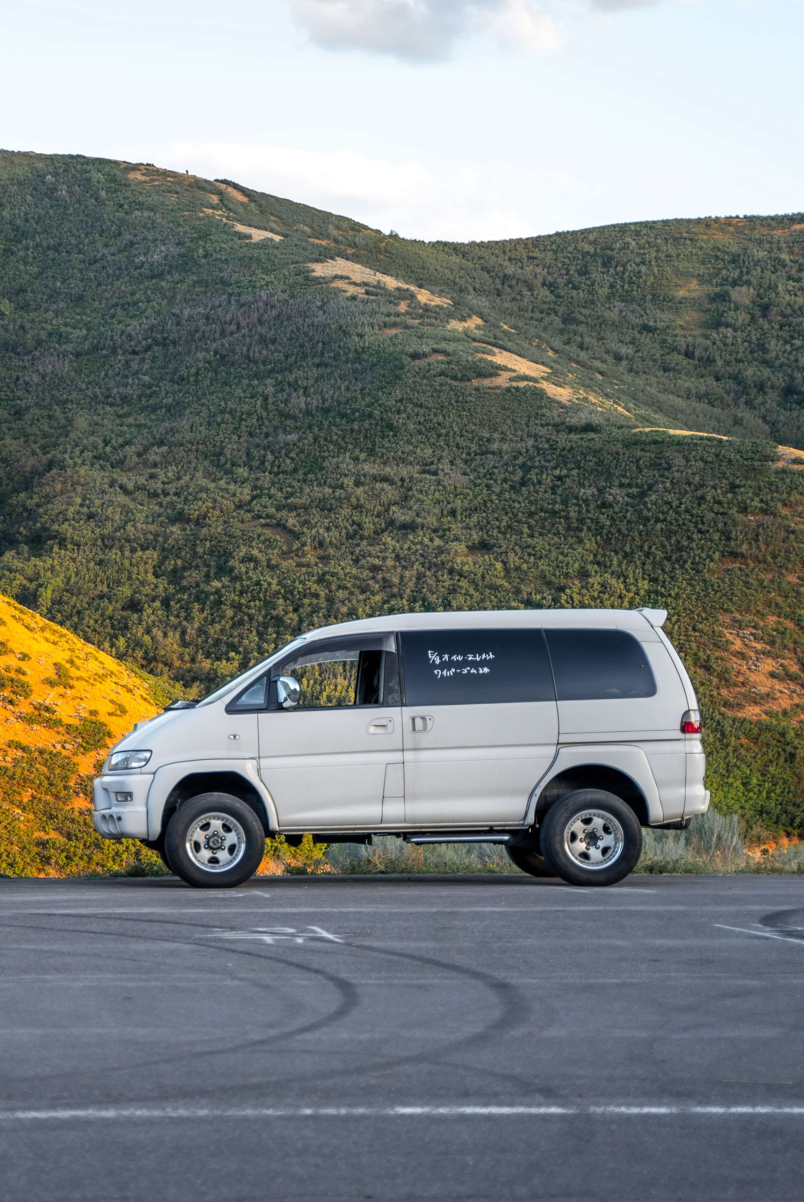 White 1999 Mitsubishi Delica Space Gear